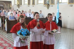 Liturgiczna Służba Ołtarza składa ks. Proboszczowi życzenia