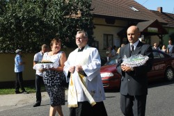 Ksiądz Proboszcz wraz ze starostami tegorocznych dożynek