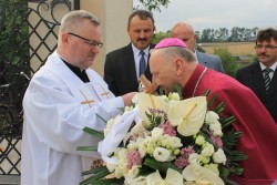 Ucałowanie krzyża przez Ks. Biskupa