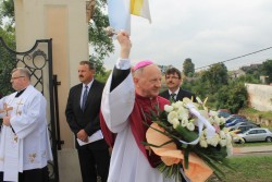 Pokropienie wiernych przez Ks. Biskupa