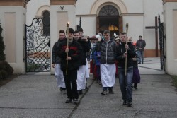 Droga Krzyżowa ulicami Sławikowa 2016r. - zdjecie 10