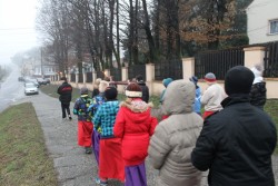 Droga Krzyżowa ulicami Sławikowa 2016r. - zdjecie 18