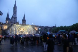 Udział w procesji światła w Lourdes