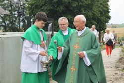 Poświęcenie pojazdów w kościele parafialnym w Sławikowie