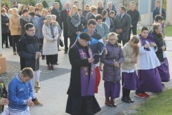 Procesja na cmentarz w Sławikowie