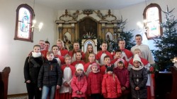 Dzieci w kościele fialialnym w Miejscu Odrz.