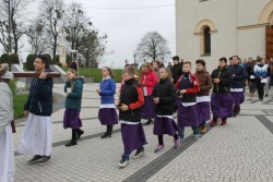 Droga Krzyżowa ulicami Sławikowa 2017r. - zdjecie 23