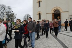 Droga Krzyżowa ulicami Sławikowa 2017r. - zdjecie 27