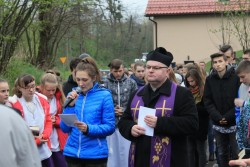 Droga Krzyżowa ulicami Sławikowa 2017r. - zdjecie 74