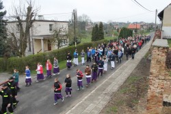 Droga Krzyżowa ulicami Sławikowa 2017r. - zdjecie 106