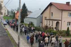 Droga Krzyżowa ulicami Sławikowa 2017r. - zdjecie 110