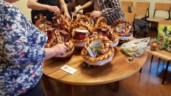 Wielkanocne paczki dla chorych przygotowane przez Parafialny Zespół CARITAS 2017r. - zdjecie 3