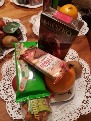 Wielkanocne paczki dla chorych przygotowane przez Parafialny Zespół CARITAS 2018r. - pakowanie - zdjecie 7