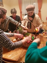 Wielkanocne paczki dla chorych przygotowane przez Parafialny Zespół CARITAS 2018r. - pakowanie - zdjecie 20