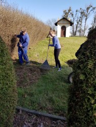 Sprzątanie cmentarza w Sławikowie 2018r. - zdjecie 6