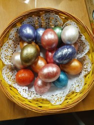 Wielkanocne paczki dla chorych przygotowane przez Parafialny Zespół CARITAS 2019r. - pakowanie - zdjecie 4