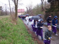 Droga Krzyżowa ulicami Sławikowa 2019r. - zdjecie 47