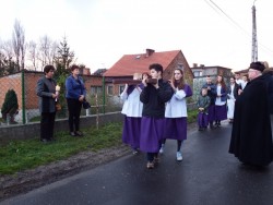 Droga Krzyżowa ulicami Sławikowa 2019r. - zdjecie 118