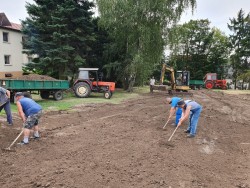 Wyrównywanie placu farskiego 2019 - zdjecie 1