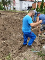 Wyrównywanie placu farskiego 2019 - zdjecie 5