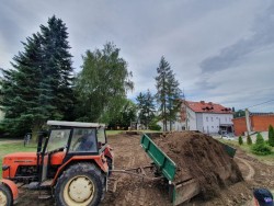 Wyrównywanie placu farskiego 2019 - zdjecie 7