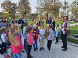 Wycieczka uczniów z SP w Grzegorzowicach pod pomnik potopionych dzieci 2019r. - zdjecie 2