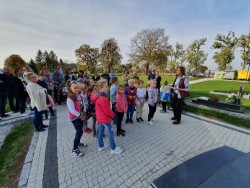 Wycieczka uczniów z SP w Grzegorzowicach pod pomnik potopionych dzieci 2019r. - zdjecie 4