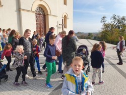 Wycieczka uczniów z SP w Grzegorzowicach pod pomnik potopionych dzieci 2019r. - zdjecie 5