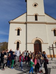 Wycieczka uczniów z SP w Grzegorzowicach pod pomnik potopionych dzieci 2019r. - zdjecie 14