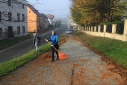 Sprzątanie cmentarza jesień 2019r. - zdjecie 1