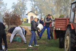 Sprzątanie cmentarza jesień 2019r. - zdjecie 32