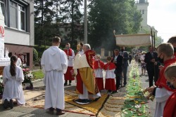 Ołtarz 1 przygotowany przez Parafian ze Sławikowa (dół)