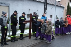 Droga Krzyżowa ulicami Sławikowa 2022r. - zdjecie 101