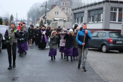 Droga Krzyżowa ulicami Sławikowa 2022r. - zdjecie 103