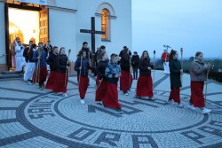 Droga Krzyżowa ulicami Sławikowa 2024 r. - zdjecie 14