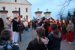 Droga Krzyżowa ulicami Sławikowa 2024 r. - zdjecie 28