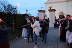 Droga Krzyżowa ulicami Sławikowa 2024 r. - zdjecie 32
