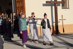 Droga Krzyżowa ulicami Sławikowa 2025 r. - zdjecie 1