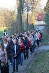 Droga Krzyżowa ulicami Sławikowa 2025 r. - zdjecie 33