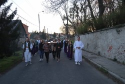 Droga Krzyżowa ulicami Sławikowa 2025 r. - zdjecie 58