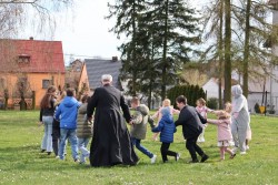 Zajączek w ogrodzie farskim 2026r. - zdjecie 31